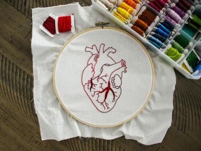 Broderi af et anatomisk gengivet hjerte