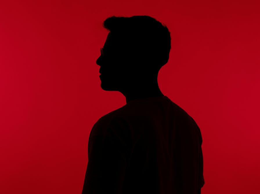 Silhuet af en mand på rød baggrund